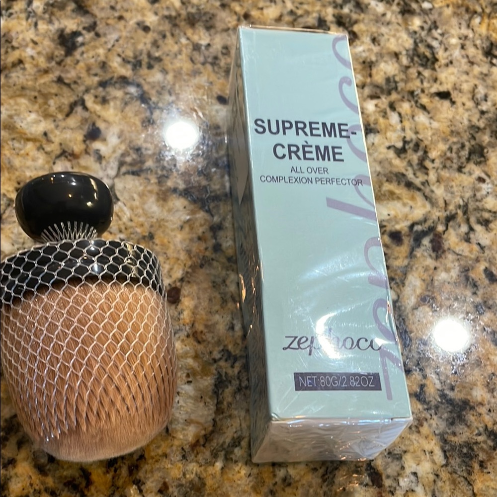 Zepocos Supreme-Crème Complexion Perfector w/new Make Up brush